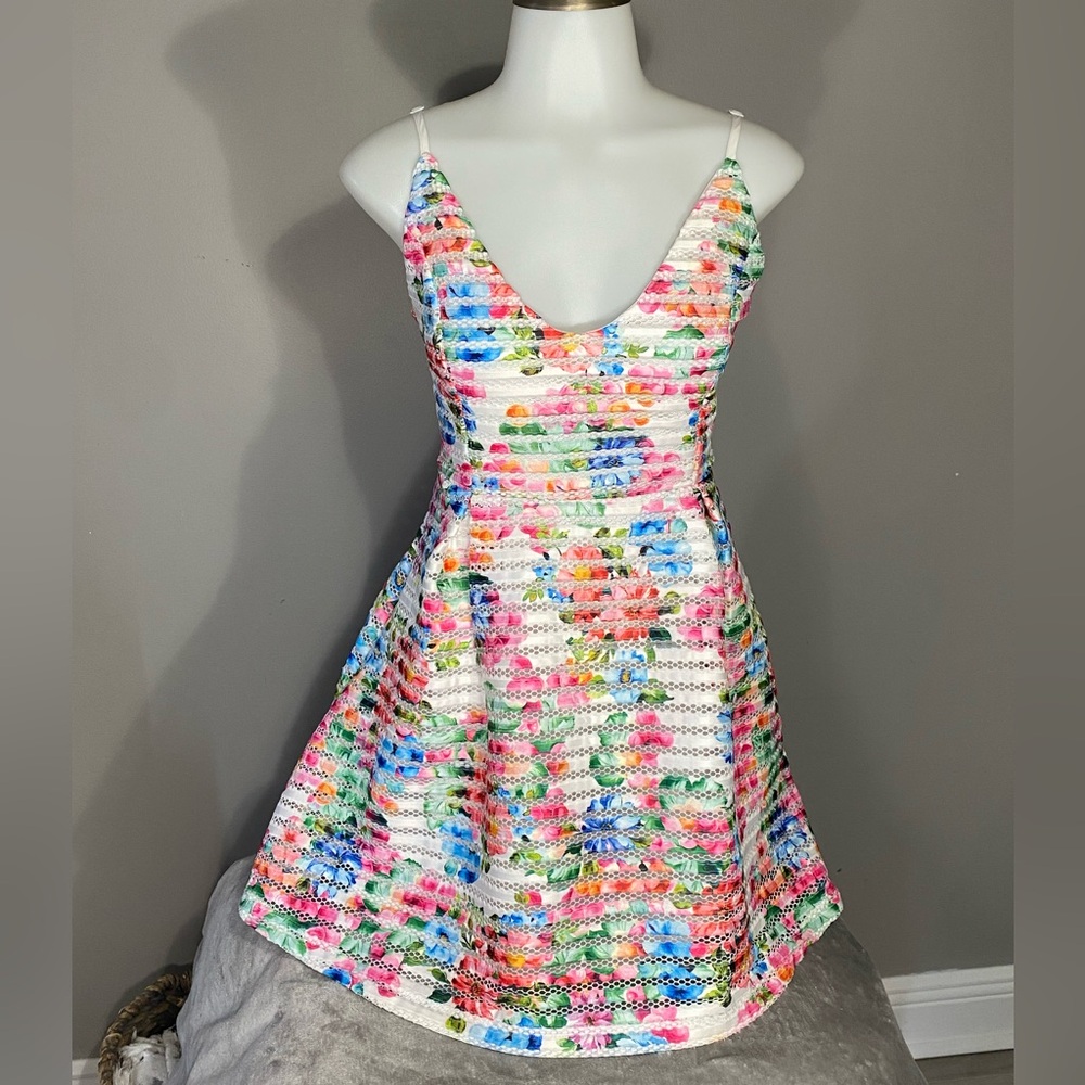 LUXMI M Ladies Floral Summer Party Dress 
V in the front and the back